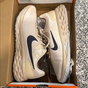 Nike Men's Cream and Black Running Shoes